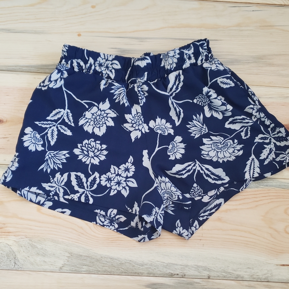 Mine blue and white floral shorts size Small